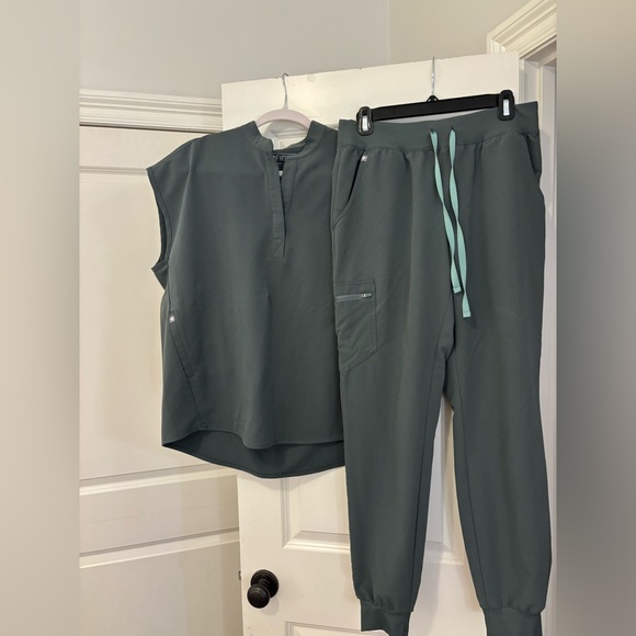 Figs Women’s Zamora Joggers and Rafaela top set - Picture 1 of 2